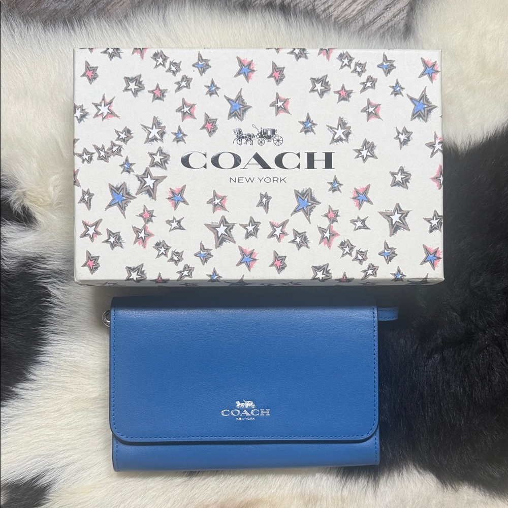 New Coach Blue Leather Compact Wristlet Wallet with Silver Logo Imperfect - Picture 1 of 9